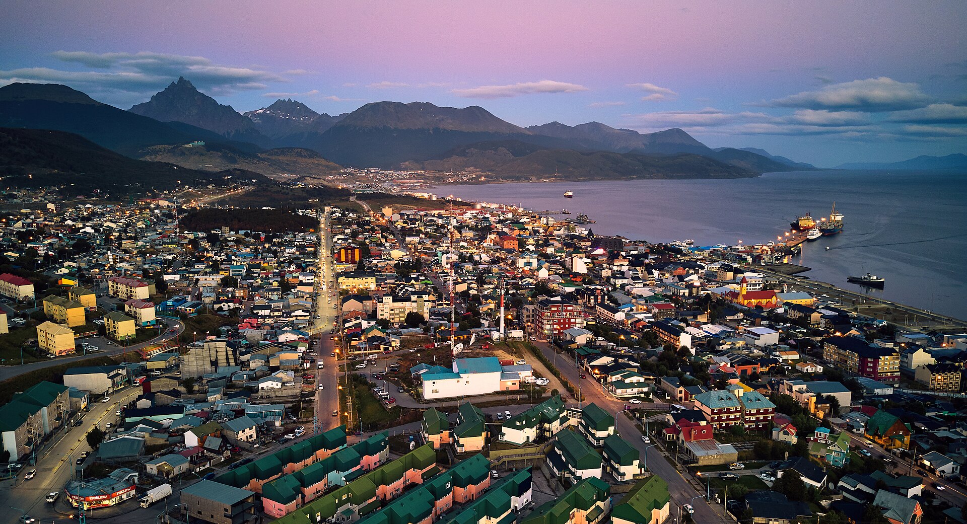 Vista aérea de Ushuaia al atardecer con el Canal Beagle y las montañas